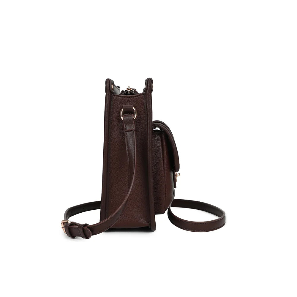 Profil du sac Le Corvès café : format compact de 8 cm de profondeur et bandoulière réglable – réf. R-2071