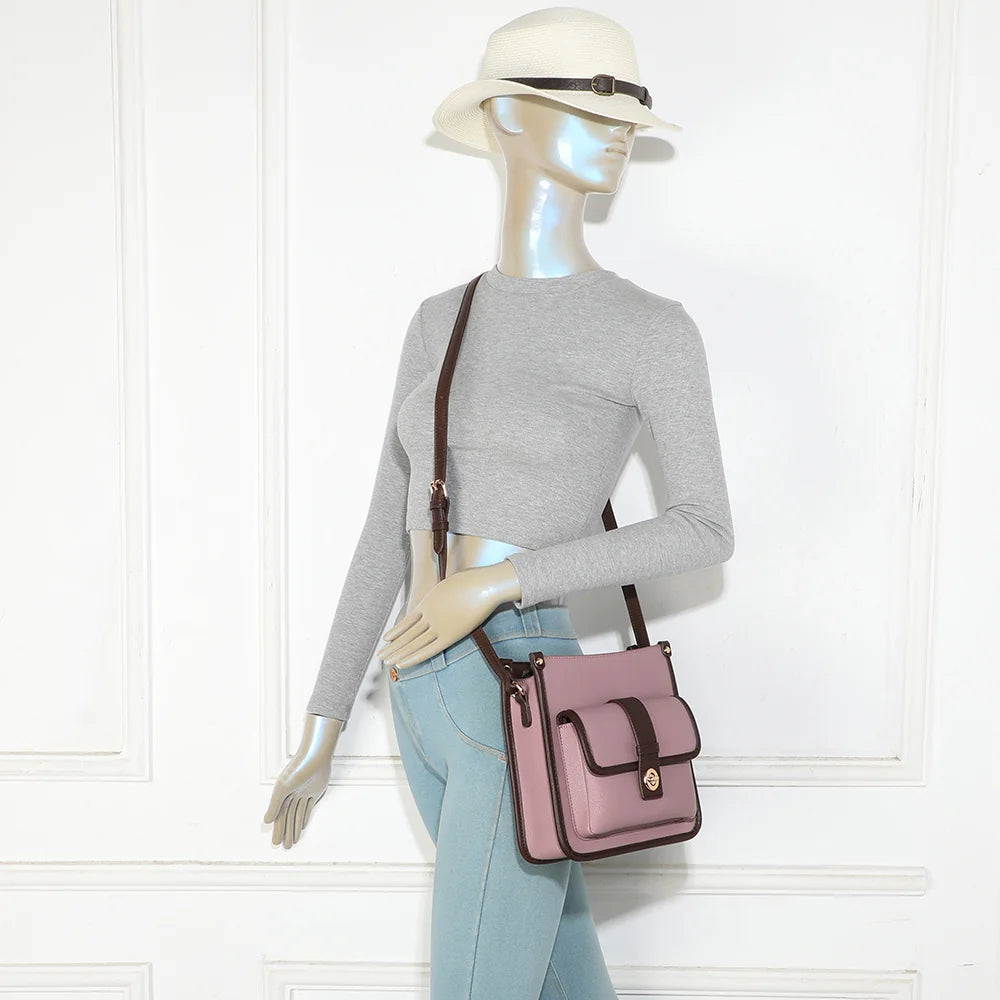 Sac bandoulière femme Le Corvès rose foncé porté à l’épaule ou en travers du corps grâce à sa bandoulière réglable – réf. R-2071