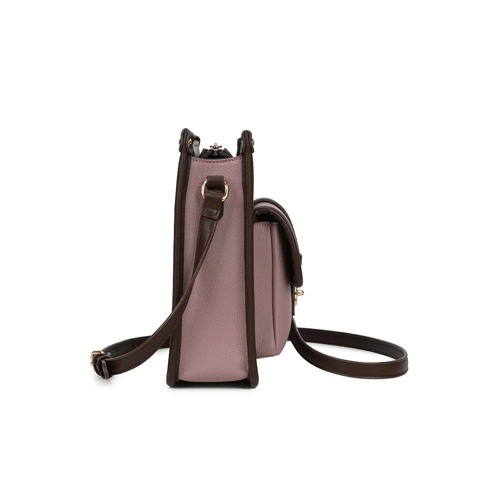 Profil du sac Le Corvès rose foncé : format compact de 8 cm de profondeur et bandoulière réglable – réf. R-2071