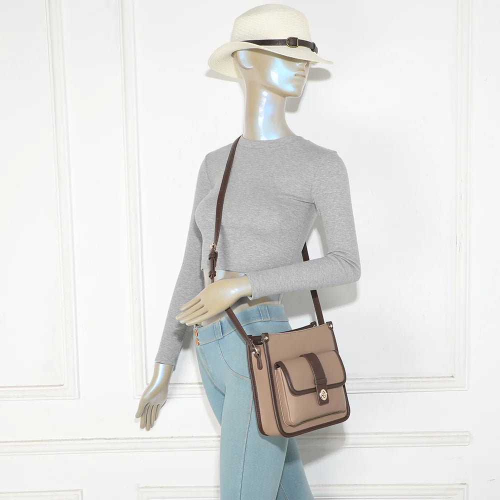 Sac bandoulière femme Le Corvès taupe foncé porté à l’épaule ou en travers du corps grâce à sa bandoulière réglable – réf. R-2071