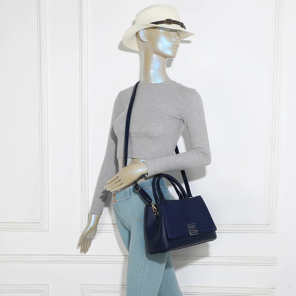 Sac à main femme Le Delsane bleu foncé porté, un format intermédiaire à la silhouette structurée – réf. G-7512