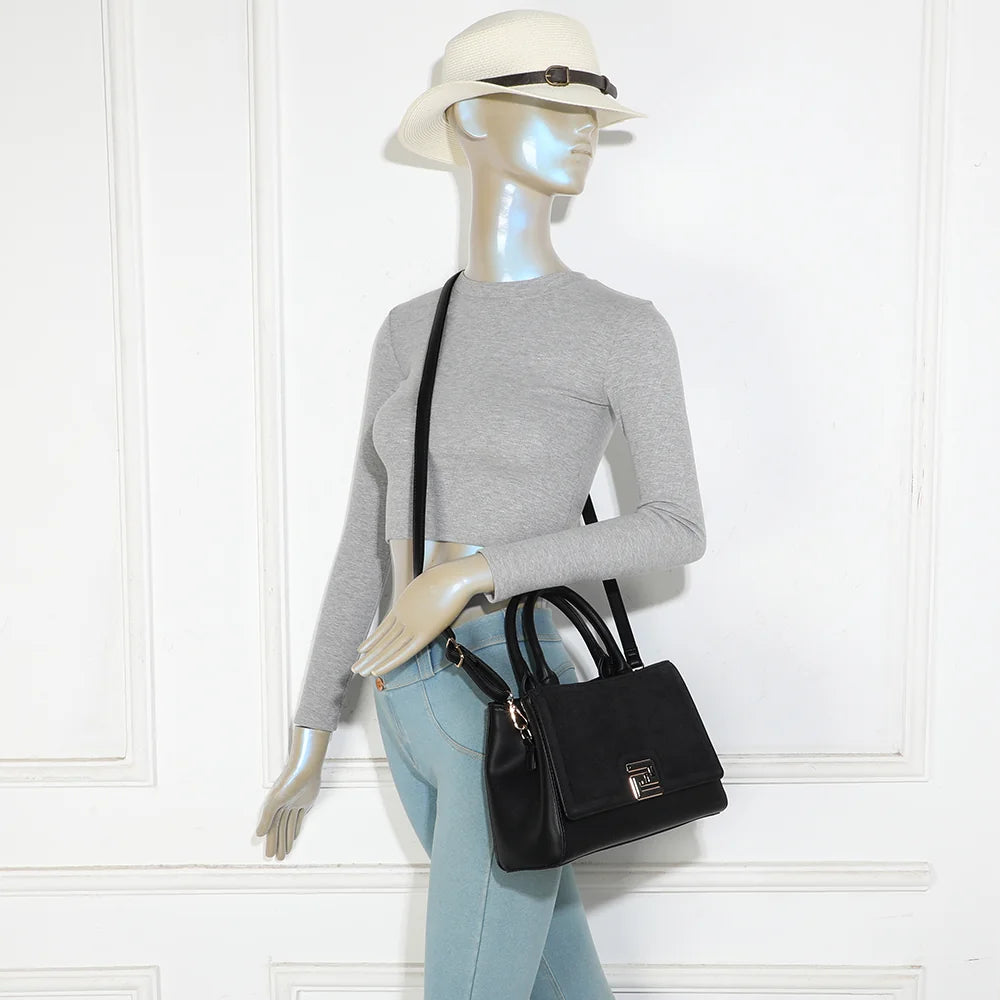 Sac à main femme Le Delsane noir porté, un format intermédiaire à la silhouette structurée – réf. G-7512