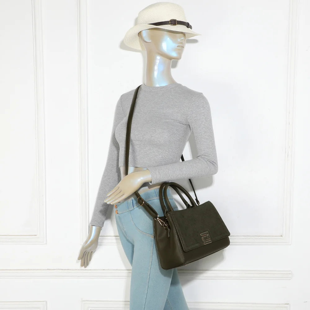 Sac à main femme Le Delsane vert foncé porté, un format intermédiaire à la silhouette structurée – réf. G-7512