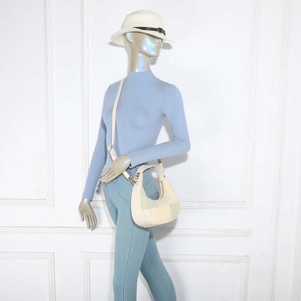 Sac Le Denim Chic beige porté par une femme, à la main ou en bandoulière – réf. A-9169