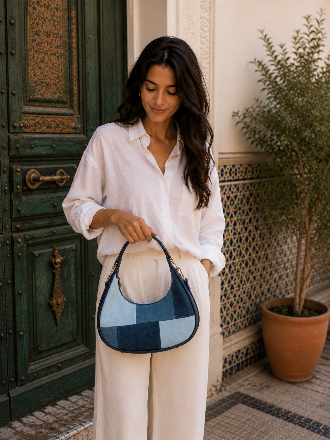 Sac à main Le Denim Chic bleu en patchwork de denim dans une mise en scène – visuel d’ambiance créé avec l’IA – Gallantry Paris