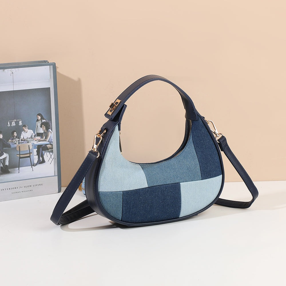 Sac à main Le Denim Chic bleu en patchwork de denim posé dans un décor – visuel d’ambiance créé avec l’IA – Gallantry Paris