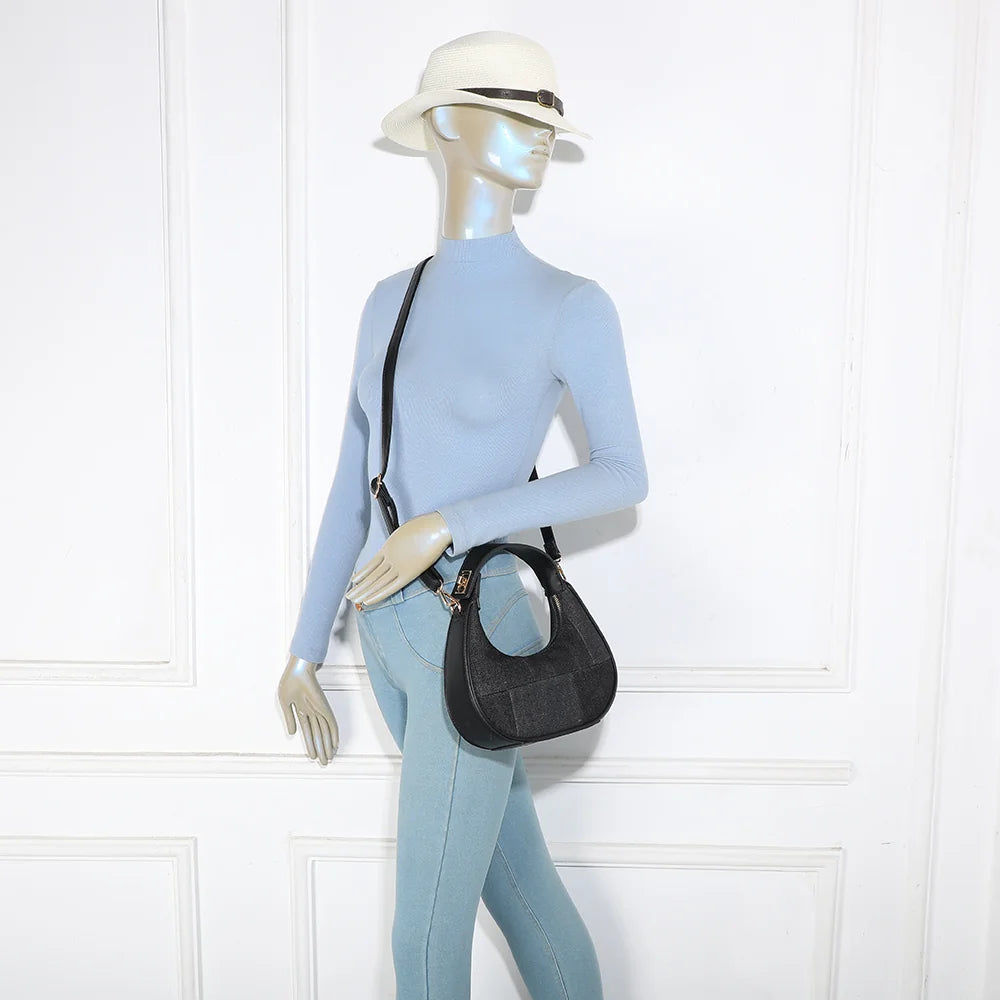 Sac Le Denim Chic noir porté par une femme, à la main ou en bandoulière – réf. A-9169