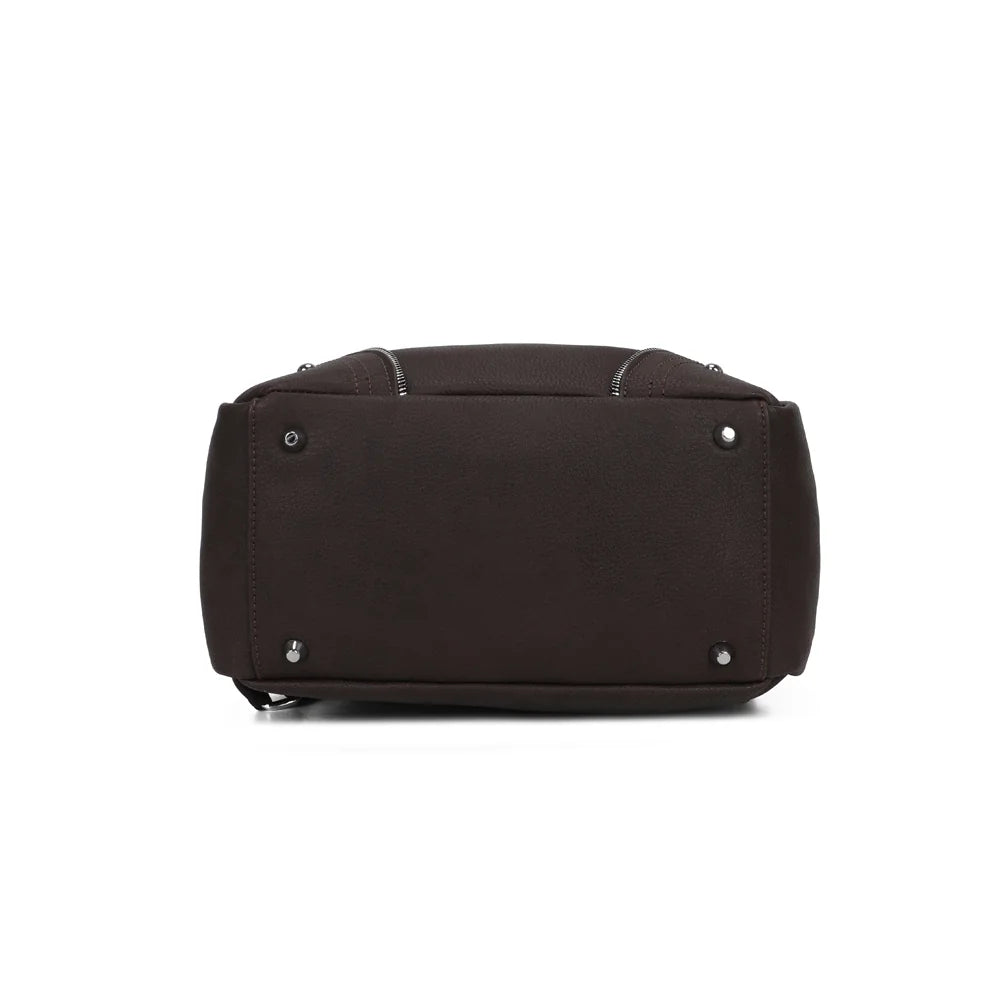 Dessous du sac à dos Le Gabin café, posé sur de petits pieds métalliques argentés – réf. KJ-62108