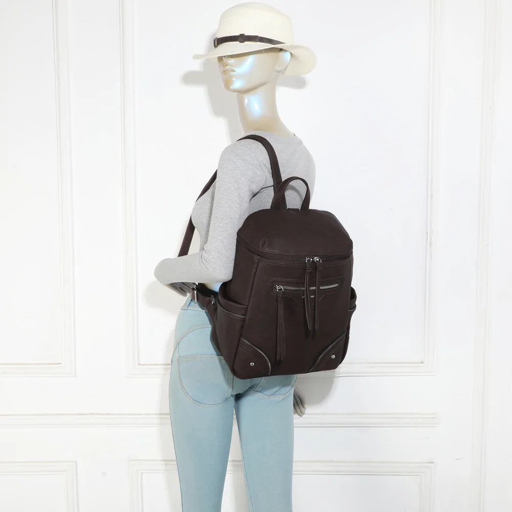 Sac à dos Le Gabin café porté par une femme, sur le dos grâce à ses bretelles réglables – réf. KJ-62108
