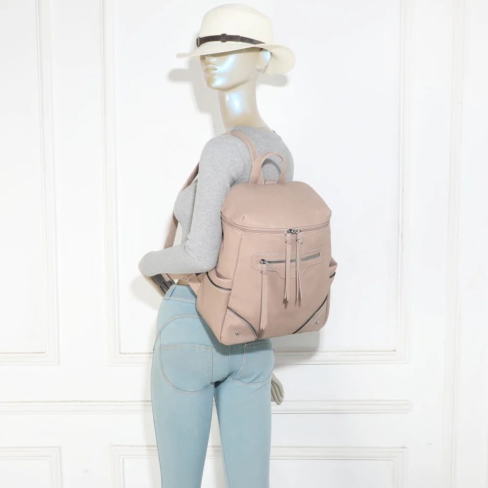 Sac à dos Le Gabin taupe porté par une femme, sur le dos grâce à ses bretelles réglables – réf. KJ-62108