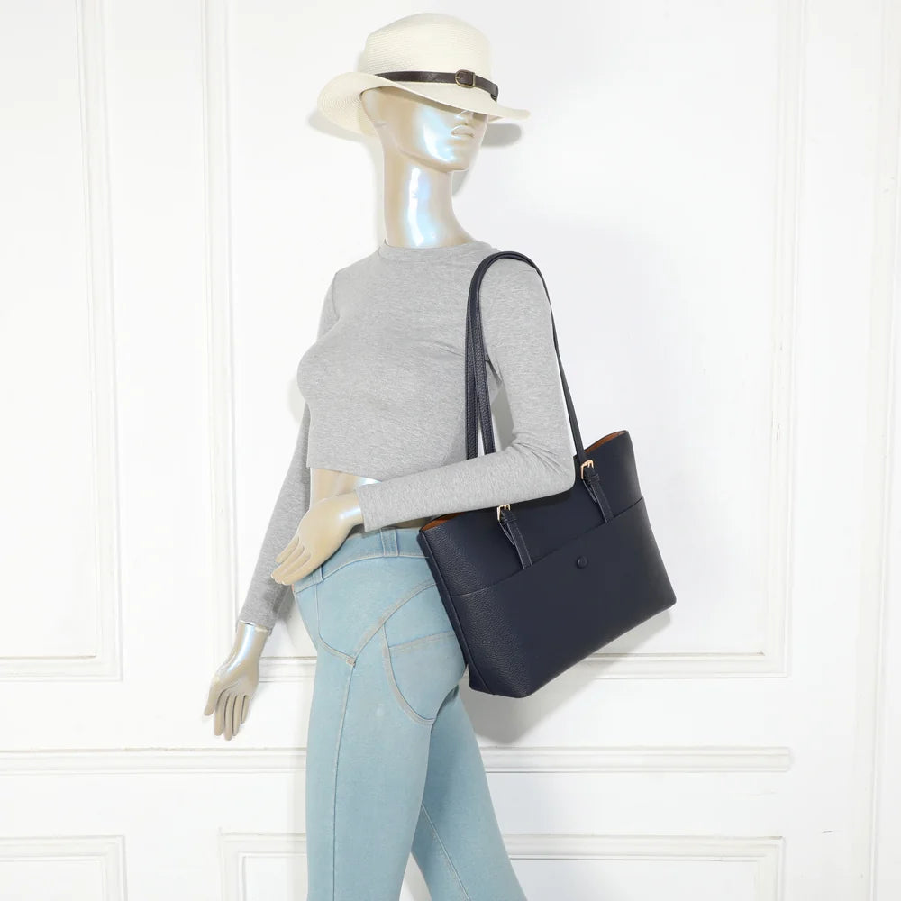 Sac cabas Le Grandor bleu foncé porté à l’épaule par une femme, format idéal pour le quotidien – réf. DG-5824