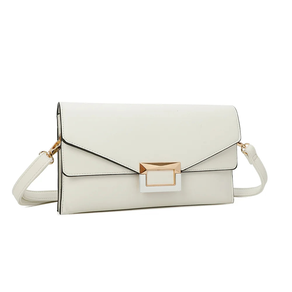 Pochette Le Joyau blanc vue de trois quarts : silhouette rectangulaire fine et rabat asymétrique à boucle dorée – réf. R-1682