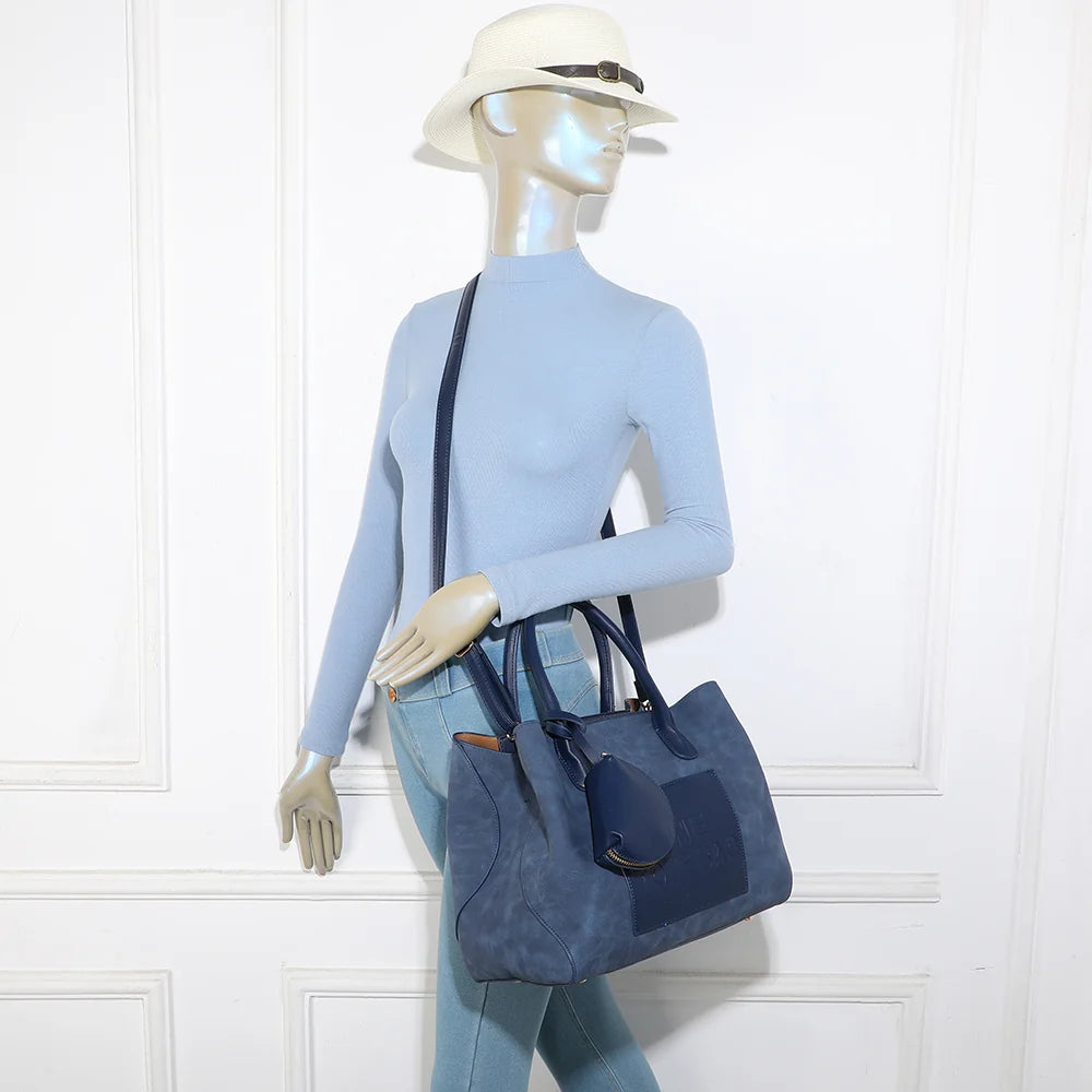Sac à main Le Lavana bleu foncé porté par une femme, au creux du bras ou en bandoulière – réf. DG-5803