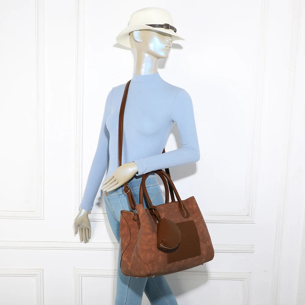 Sac à main Le Lavana marron foncé porté par une femme, au creux du bras ou en bandoulière – réf. DG-5803