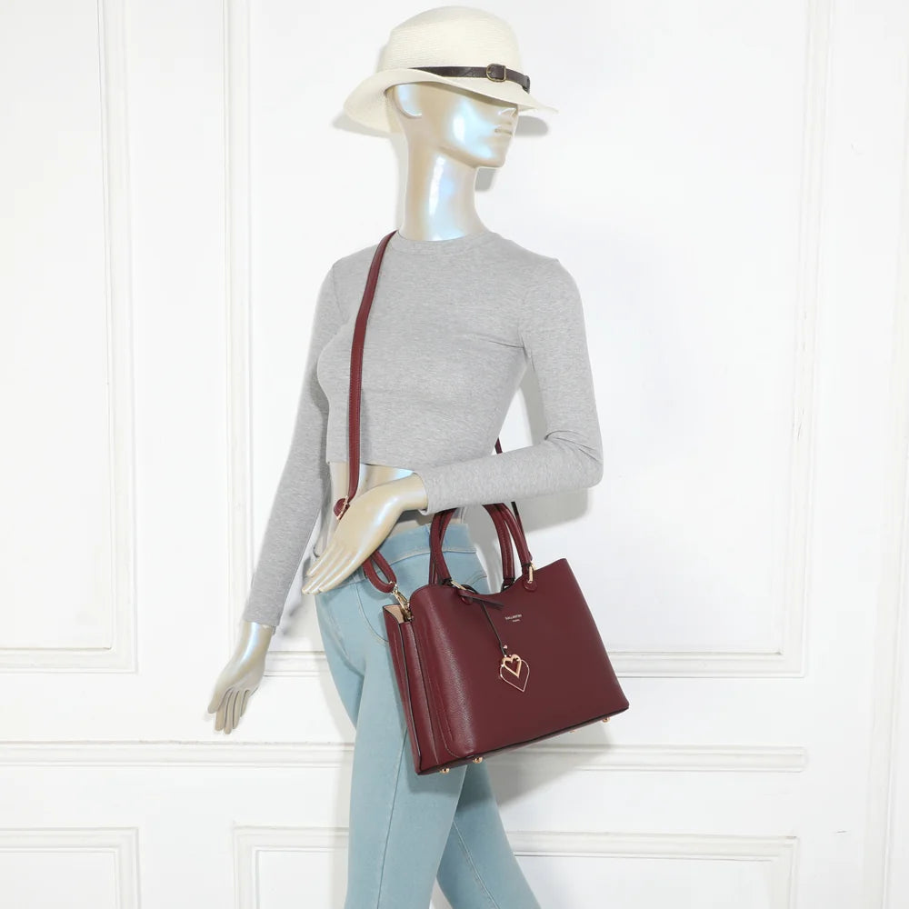 Sac à main Le Lazare bordeaux porté par une femme, à la main ou à l’épaule avec ses deux anses – réf. G-7510