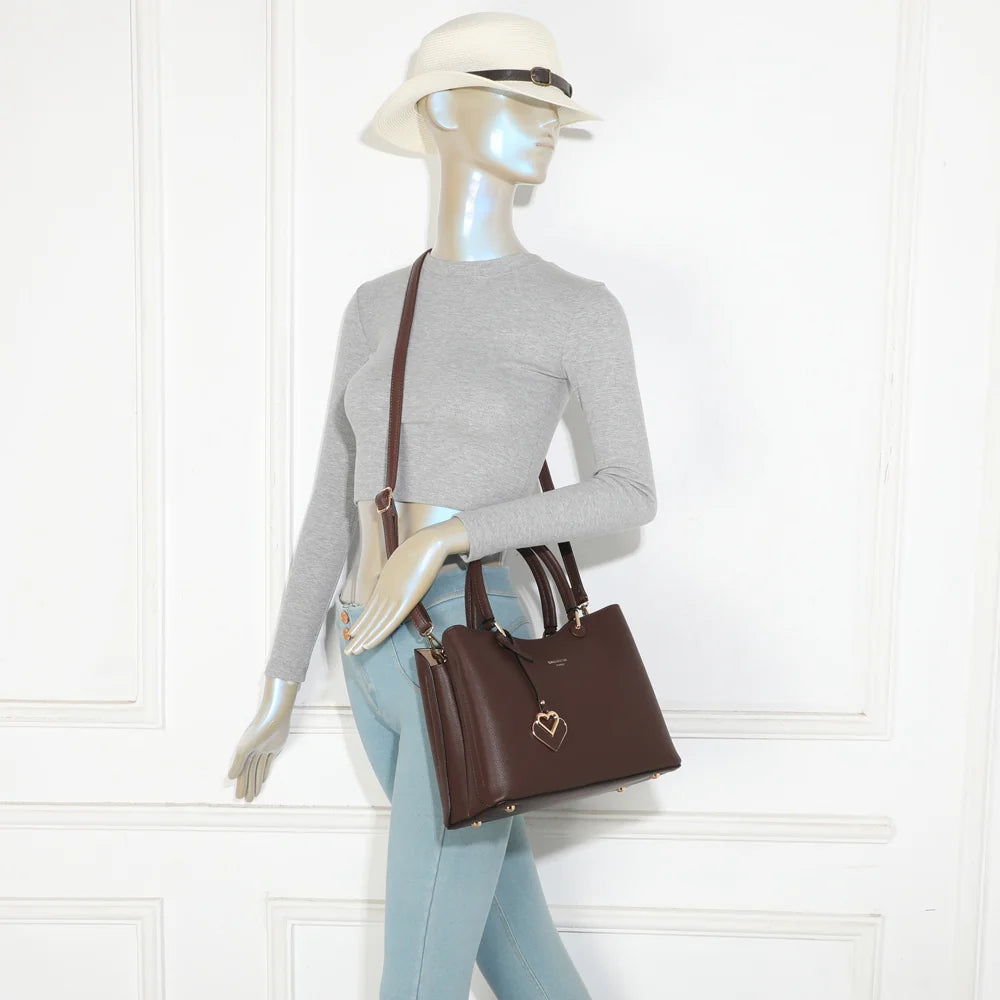 Sac à main Le Lazare café porté par une femme, à la main ou à l’épaule avec ses deux anses – réf. G-7510