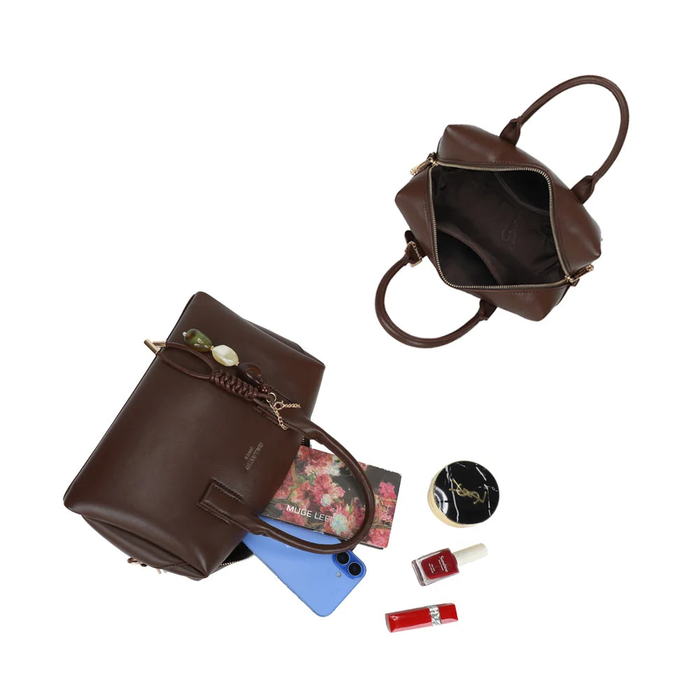 Intérieur du Lorian café ouvert par sa fermeture zippée, doublure synthétique et essentiels du quotidien – réf. R-2069
