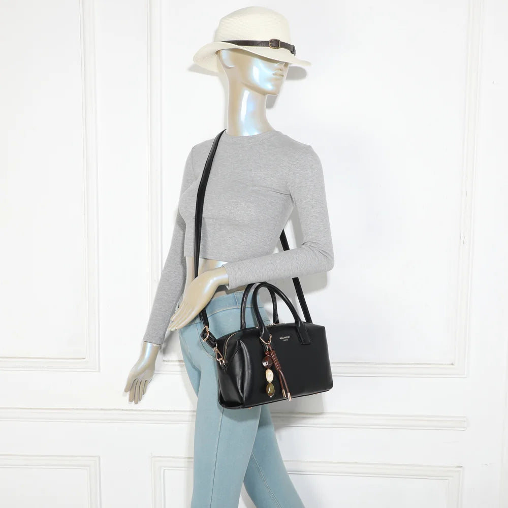 Sac à main femme Le Lorian noir porté, à la main ou avec sa bandoulière amovible – réf. R-2069