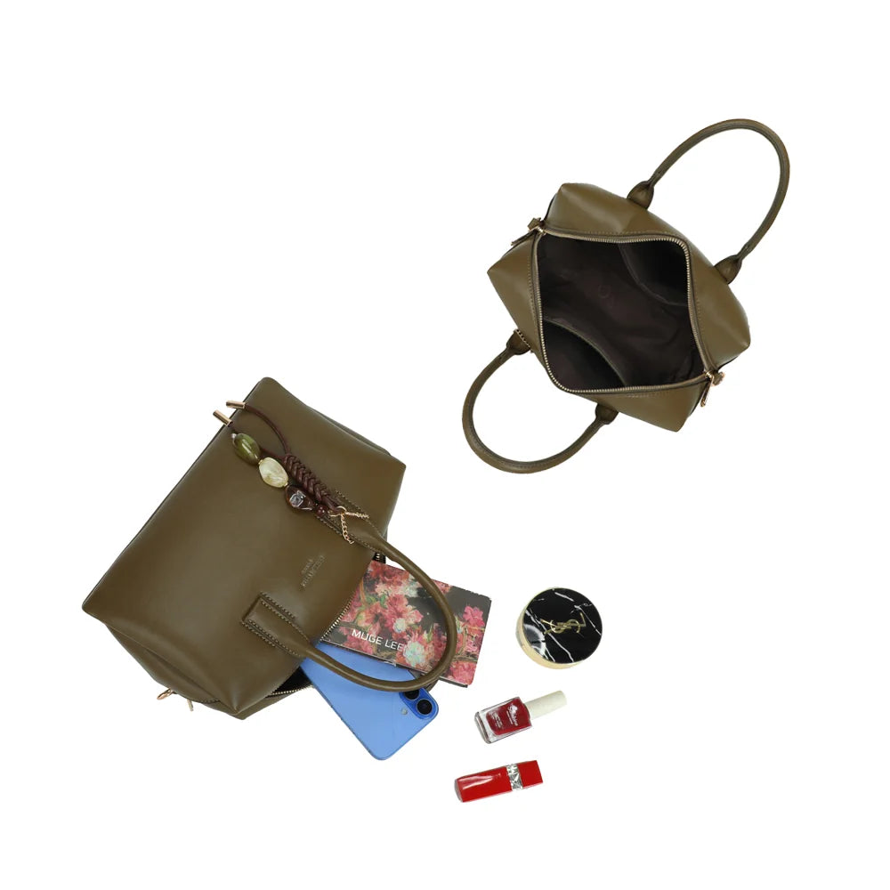 Intérieur du Lorian vert foncé ouvert par sa fermeture zippée, doublure synthétique et essentiels du quotidien – réf. R-2069