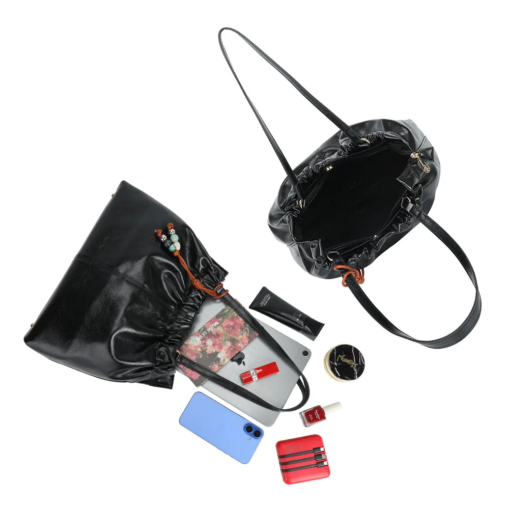 Intérieur du Mahé noir : grand compartiment spacieux qui accueille tablette, téléphone et trousse – réf. A-9170