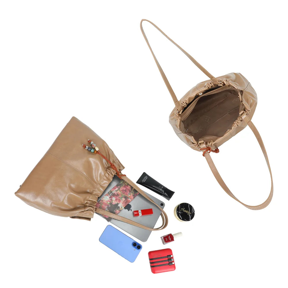 Intérieur du Mahé taupe foncé : grand compartiment spacieux qui accueille tablette, téléphone et trousse – réf. A-9170