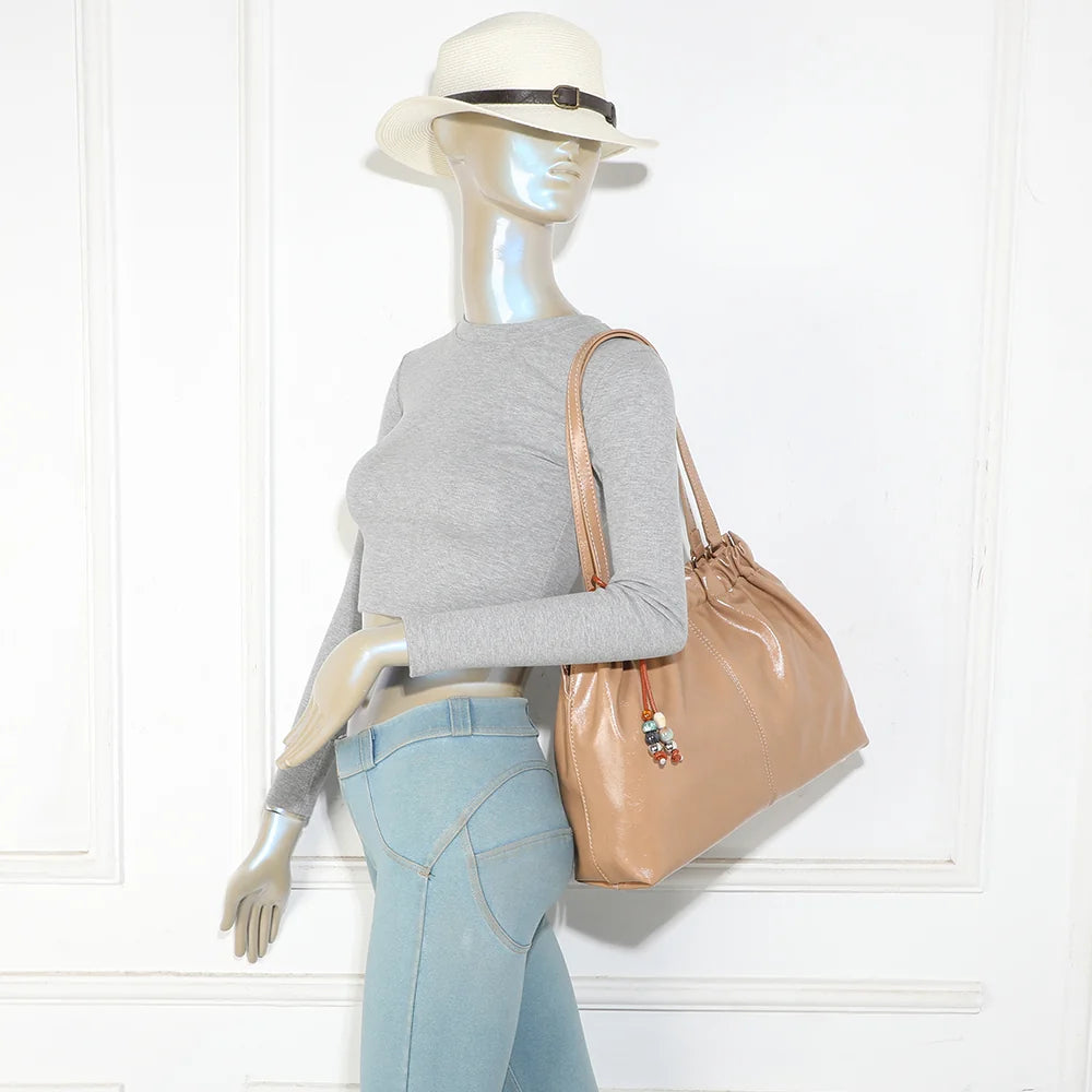 Sac cabas femme Le Mahé taupe foncé porté à l’épaule grâce à ses deux anses longues de 27 cm – réf. A-9170