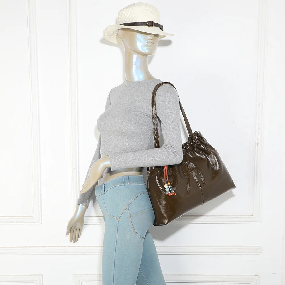 Sac cabas femme Le Mahé vert foncé porté à l’épaule grâce à ses deux anses longues de 27 cm – réf. A-9170