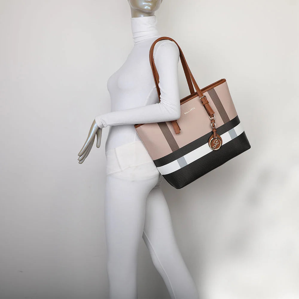 Sac cabas femme Le Marély taupe/marron porté à l’épaule grâce à ses deux longues anses – réf. G-7419