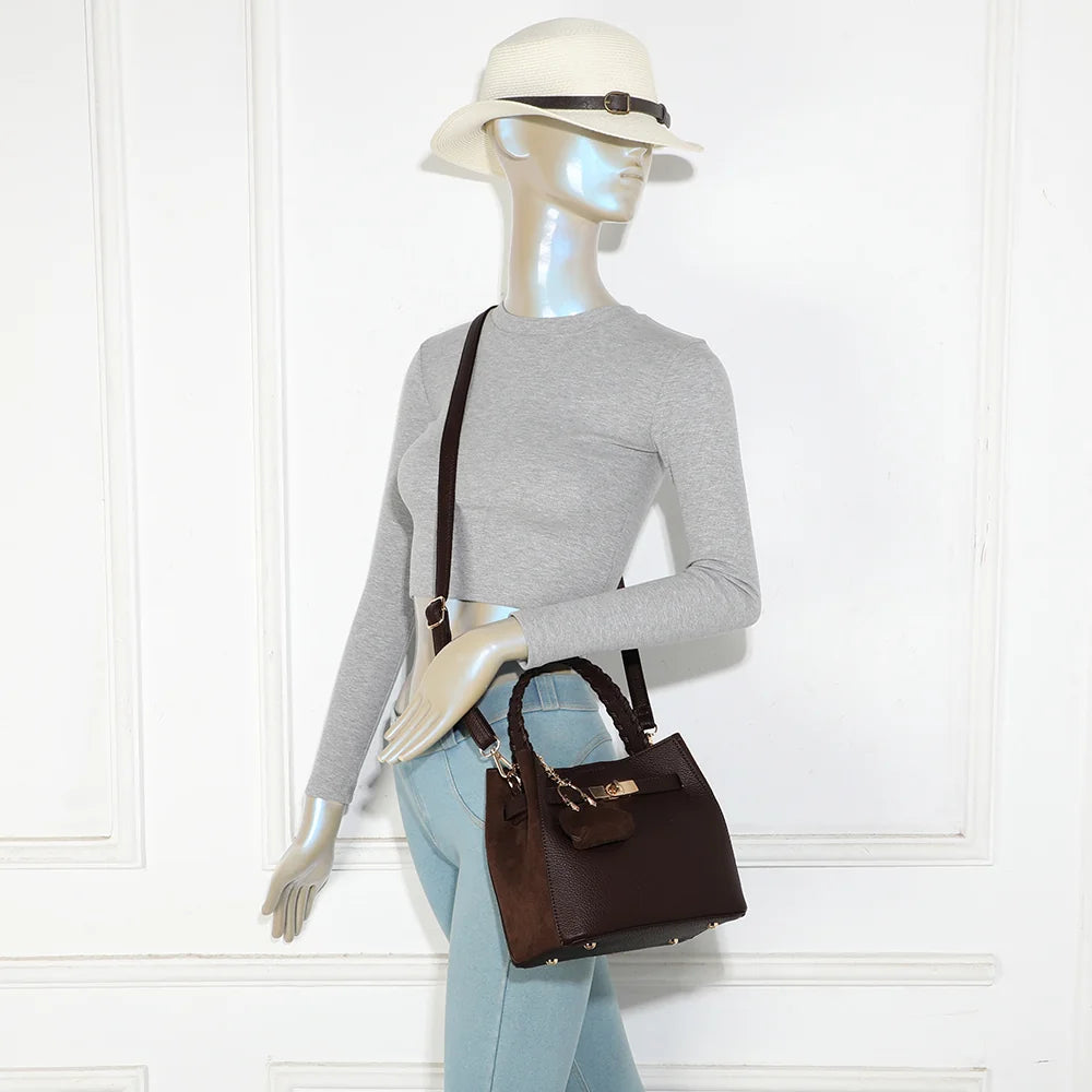 Sac Le Marengo café porté par une femme, à la main par son anse tressée ou en bandoulière – réf. KJ-62104