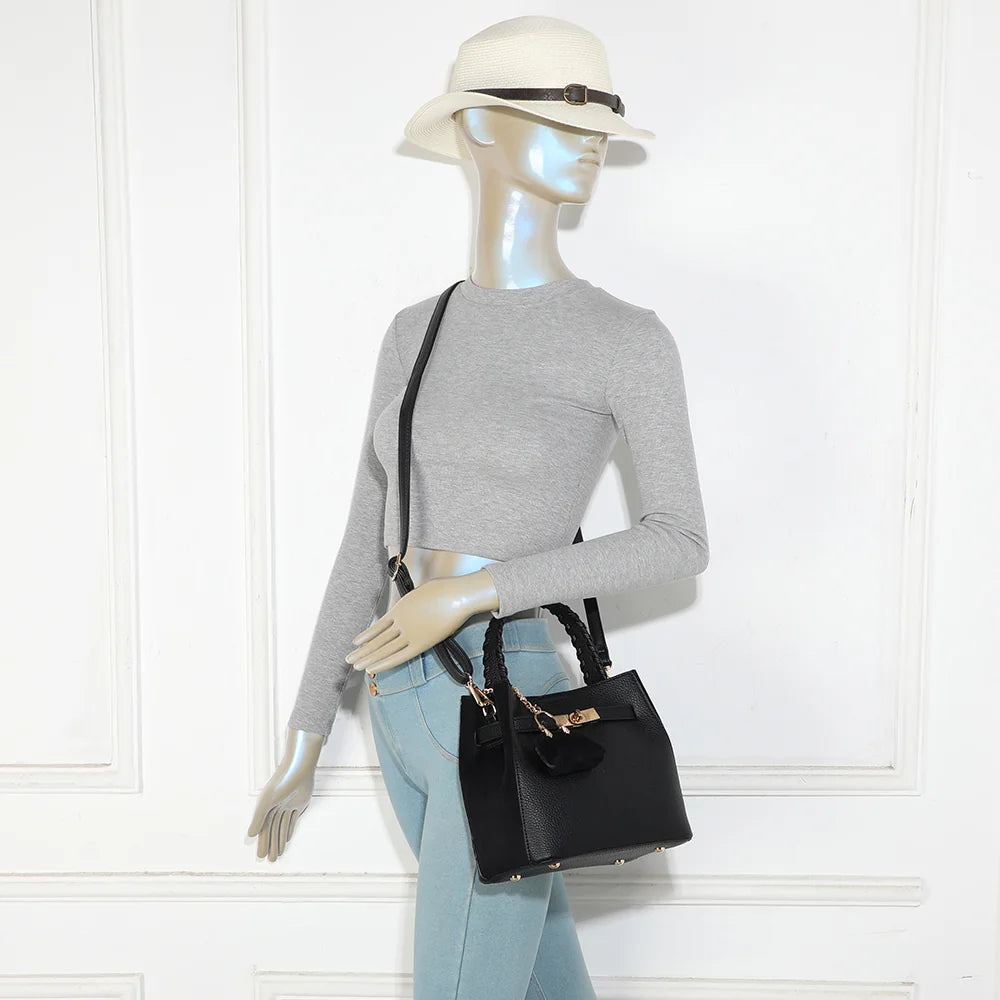 Sac Le Marengo noir porté par une femme, à la main par son anse tressée ou en bandoulière – réf. KJ-62104