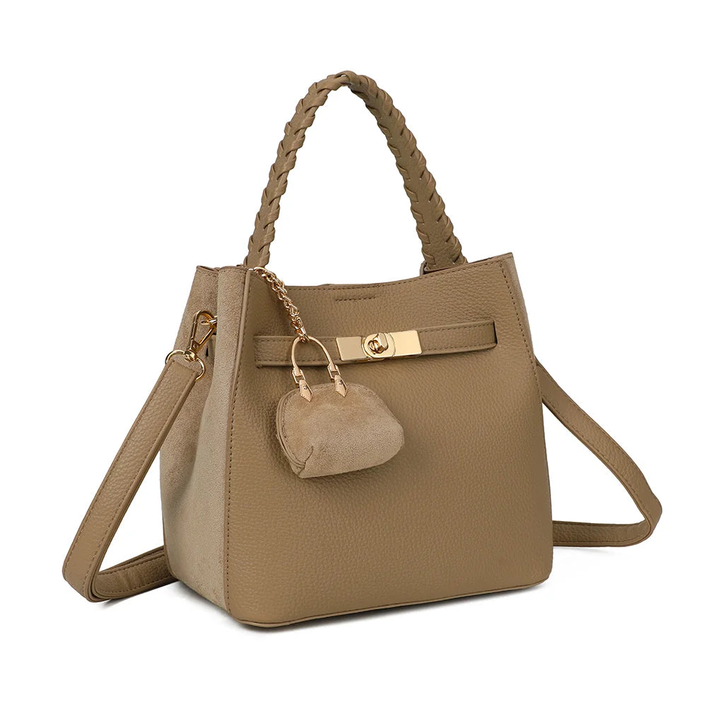 Le Marengo taupe de trois quarts : silhouette structurée, empiècement effet suédine et charm mini-sac – réf. KJ-62104