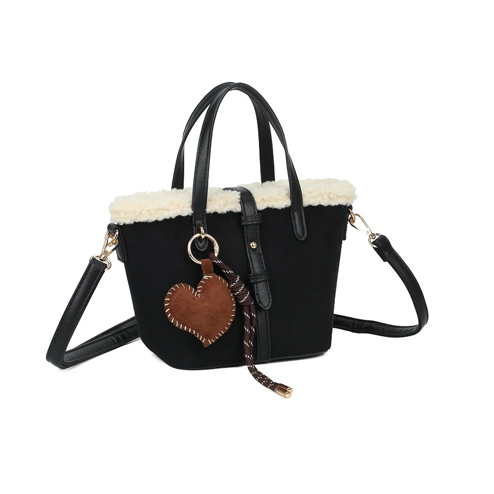 Le Marlon noir vu de trois quarts : silhouette trapèze, patte à boucle et revers douillet façon mouton – réf. A-9173