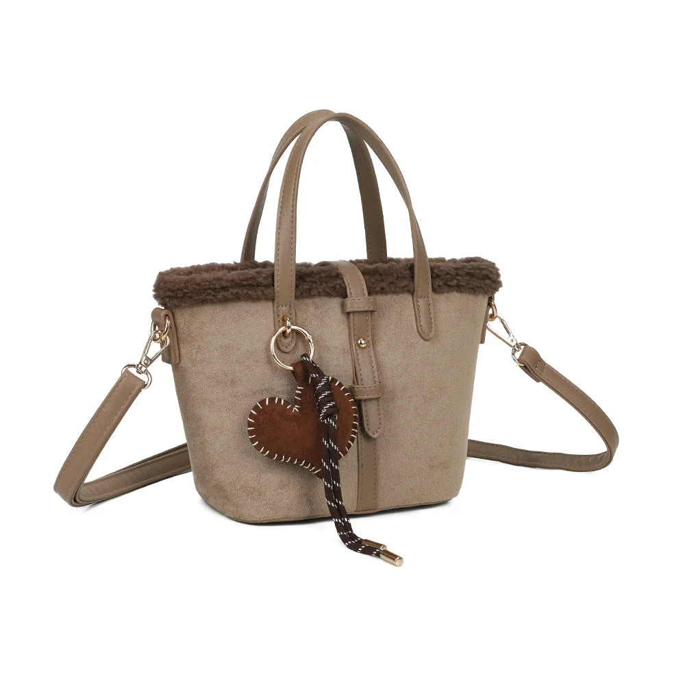 Le Marlon taupe foncé vu de trois quarts : silhouette trapèze, patte à boucle et revers douillet façon mouton – réf. A-9173