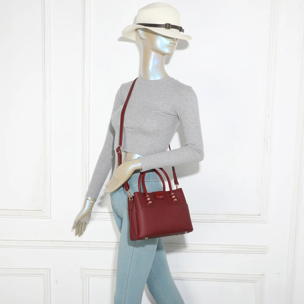 Sac Le Marly bordeaux porté par une femme, à la main ou en bandoulière grâce à la sangle amovible – réf. KJ-62110