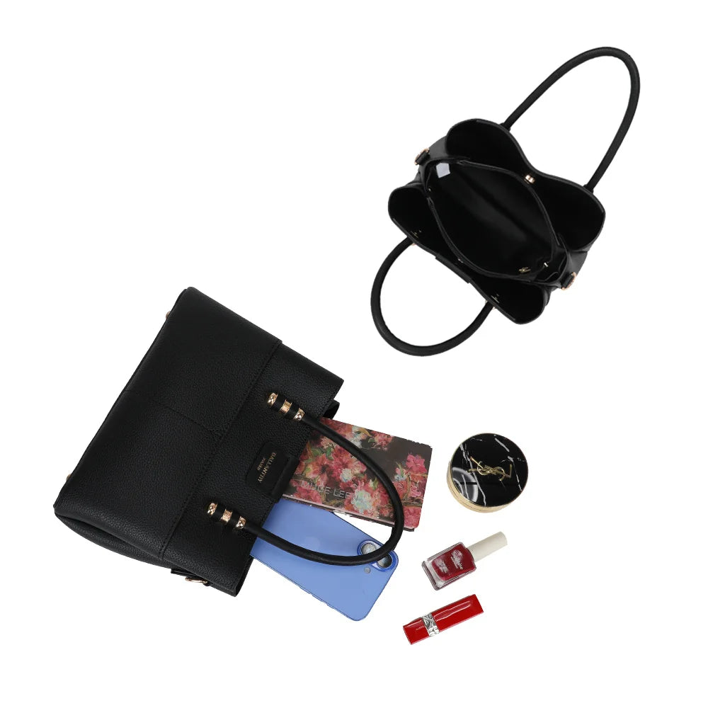 Intérieur du Marly noir, compartimenté avec un compartiment central, pour téléphone et maquillage – réf. KJ-62110