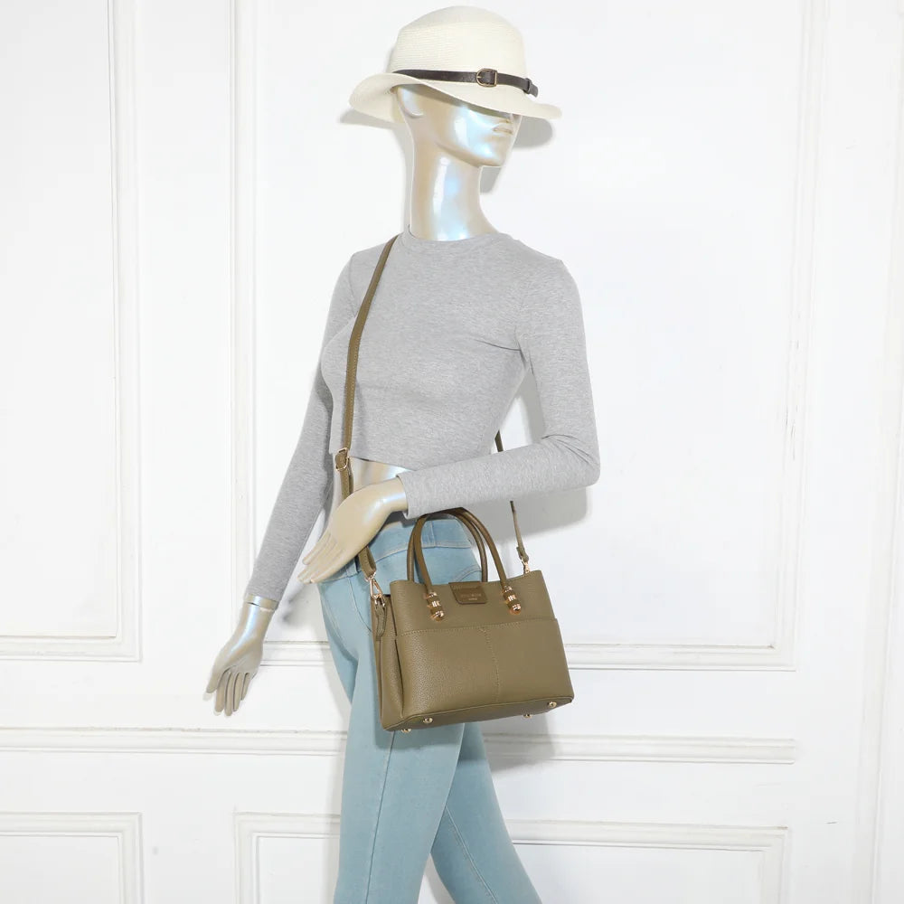 Sac Le Marly vert foncé porté par une femme, à la main ou en bandoulière grâce à la sangle amovible – réf. KJ-62110