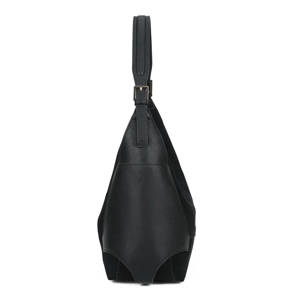 Profil du Marsala noir : poche latérale grainée et boucle de réglage de l’anse d’épaule – réf. JC-53009