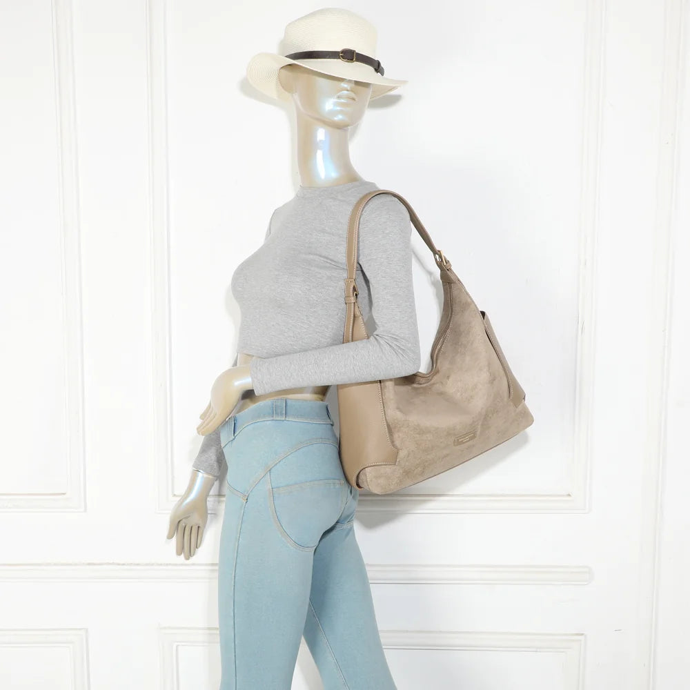 Le Marsala taupe foncé porté épaule par une femme, anse réglable ajustée à la silhouette – réf. JC-53009