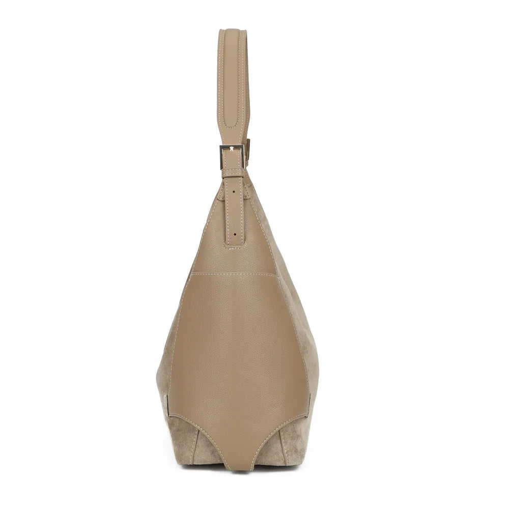 Profil du Marsala taupe foncé : poche latérale grainée et boucle de réglage de l’anse d’épaule – réf. JC-53009