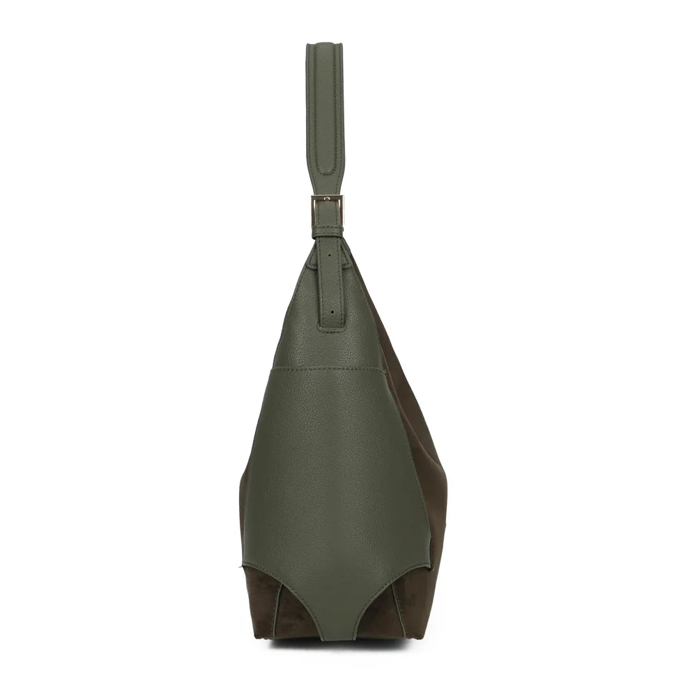 Profil du Marsala vert foncé : poche latérale grainée et boucle de réglage de l’anse d’épaule – réf. JC-53009