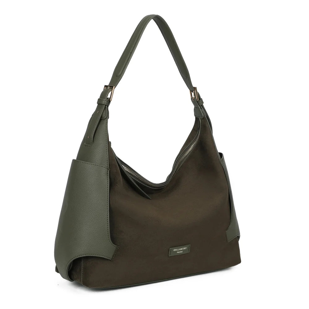 Le Marsala vert foncé de trois quarts : poche latérale en simili cuir grainé et anse réglable à boucle – réf. JC-53009