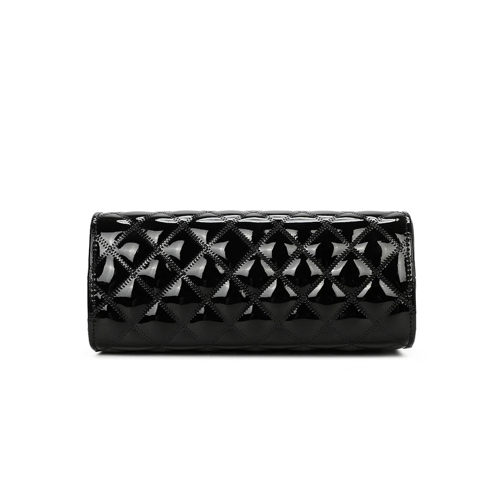 Vue du dessous du Matelassé Chic noir, finition brillante effet verni assortie au reste du sac – réf. C-0169-1