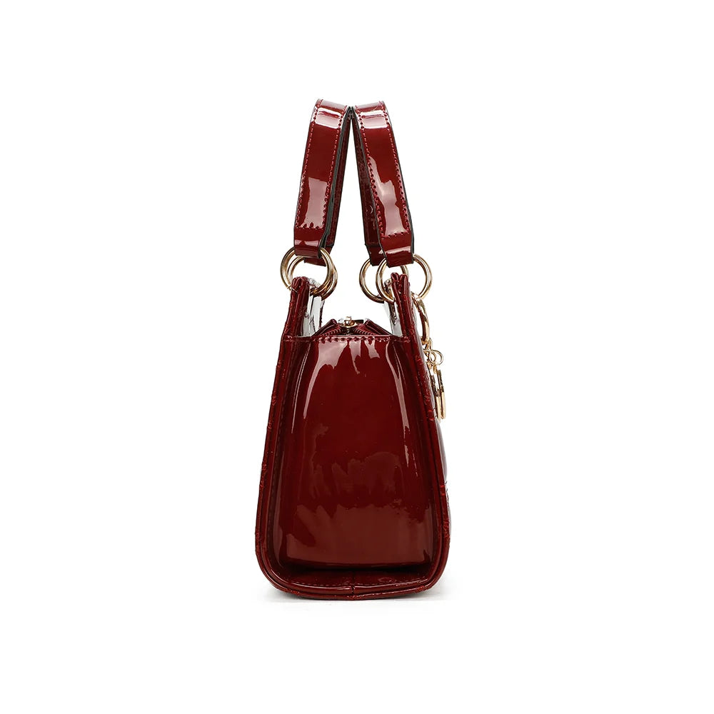 Profil du Matelassé Chic rouge foncé : 10 cm de profondeur et anneaux dorés qui retiennent les anses – réf. C-0169-1