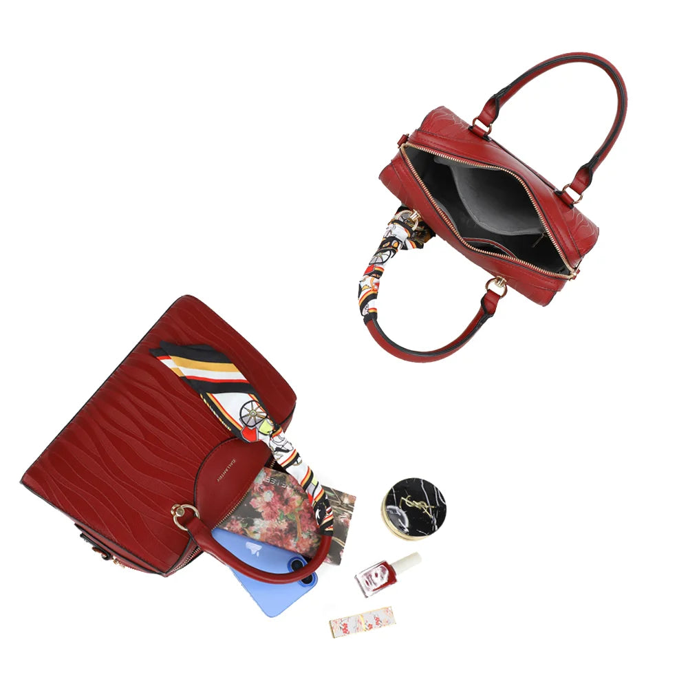 Intérieur du Mazarine rouge foncé : compartiment principal zippé, doublure synthétique et rangements intégrés – réf. M-9446