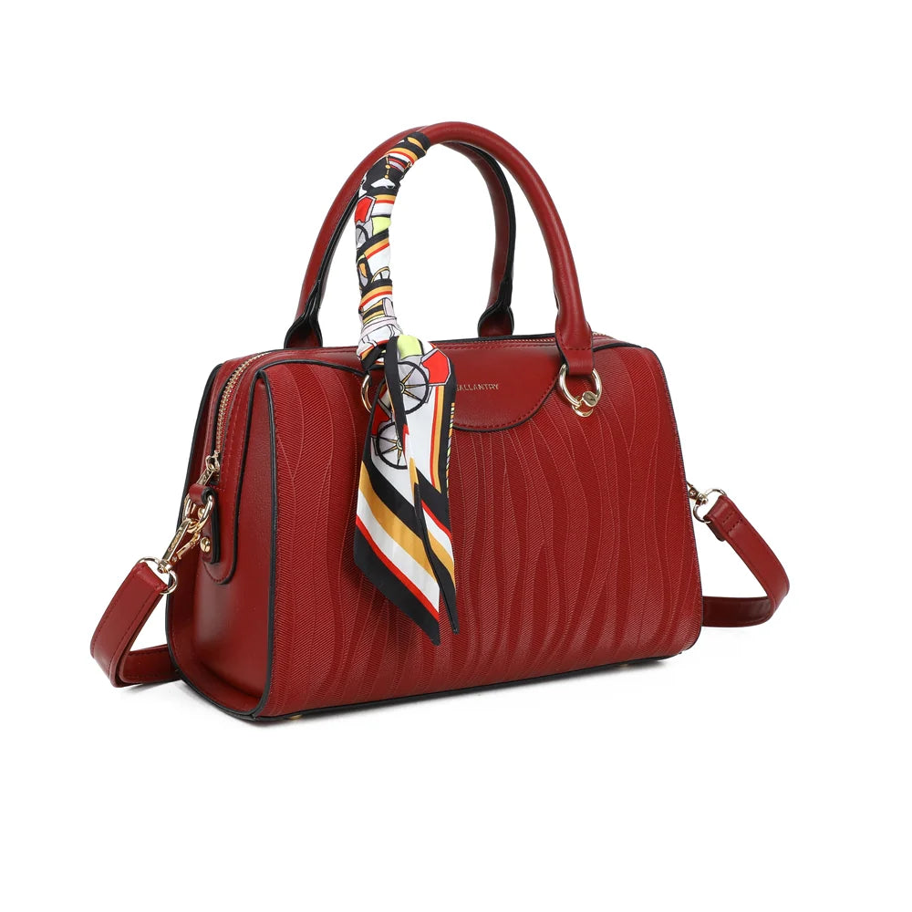 Le Mazarine rouge foncé vu de trois quarts : silhouette structurée, fermeture zippée et détails métalliques dorés – réf. M-9446