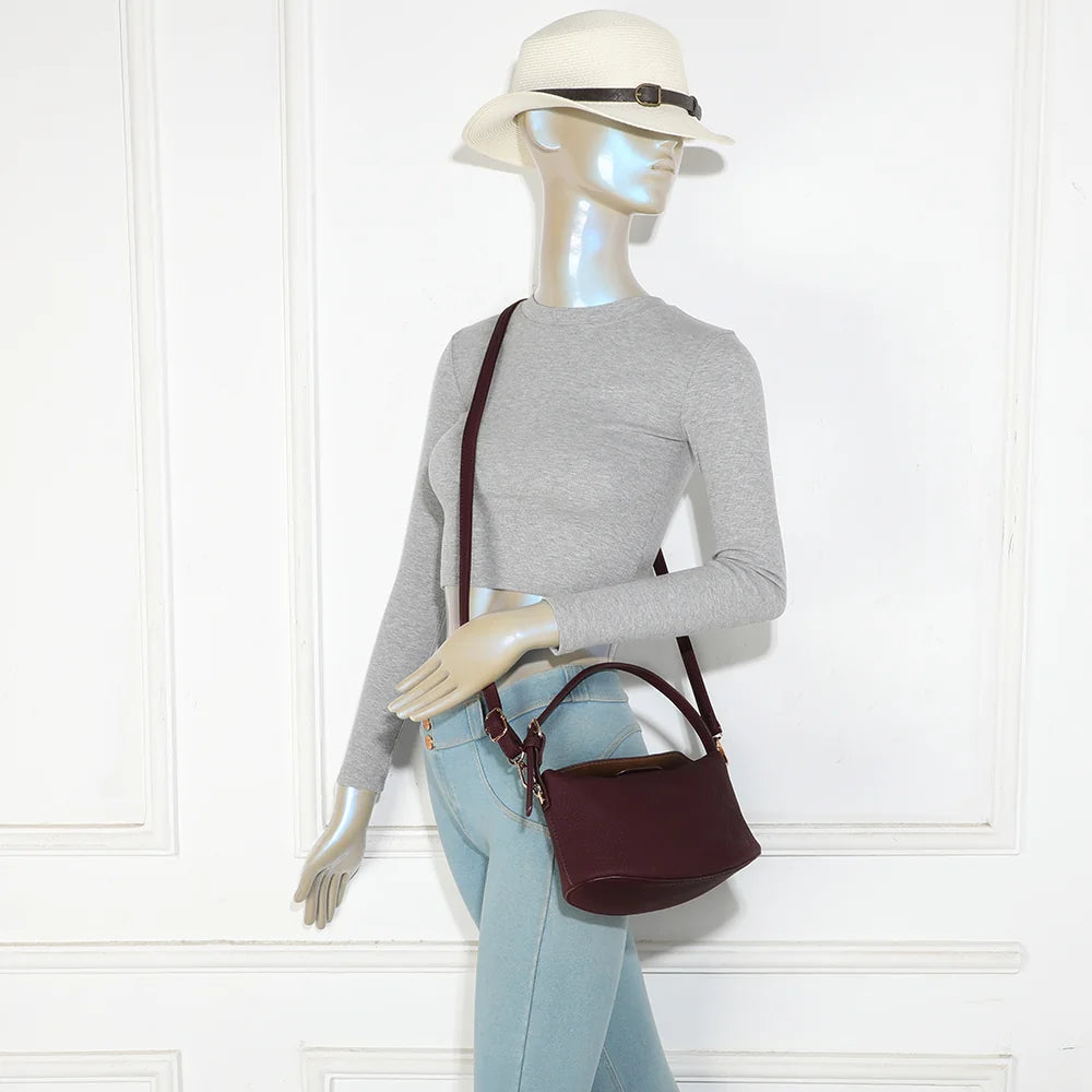 Le Mélaris bordeaux porté par une femme : petit sac à main à l’épaule ou en bandoulière amovible – réf. A-9182