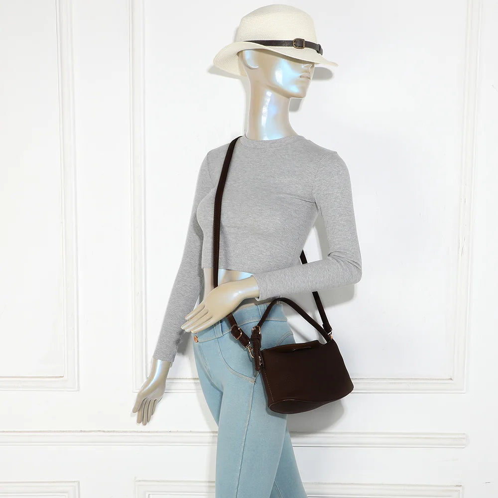 Le Mélaris café porté par une femme : petit sac à main à l’épaule ou en bandoulière amovible – réf. A-9182
