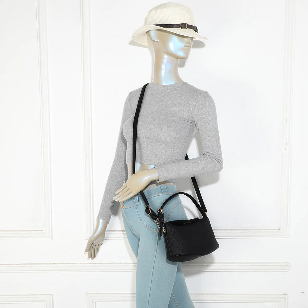 Le Mélaris noir porté par une femme : petit sac à main à l’épaule ou en bandoulière amovible – réf. A-9182