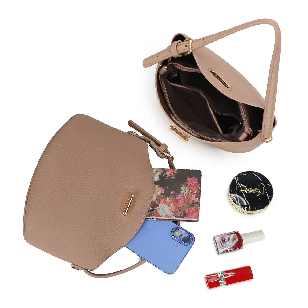 Intérieur du Mélaris rose foncé : compartiments et poche zippée pour ranger téléphone, rouge à lèvres et poudrier – réf. A-9182