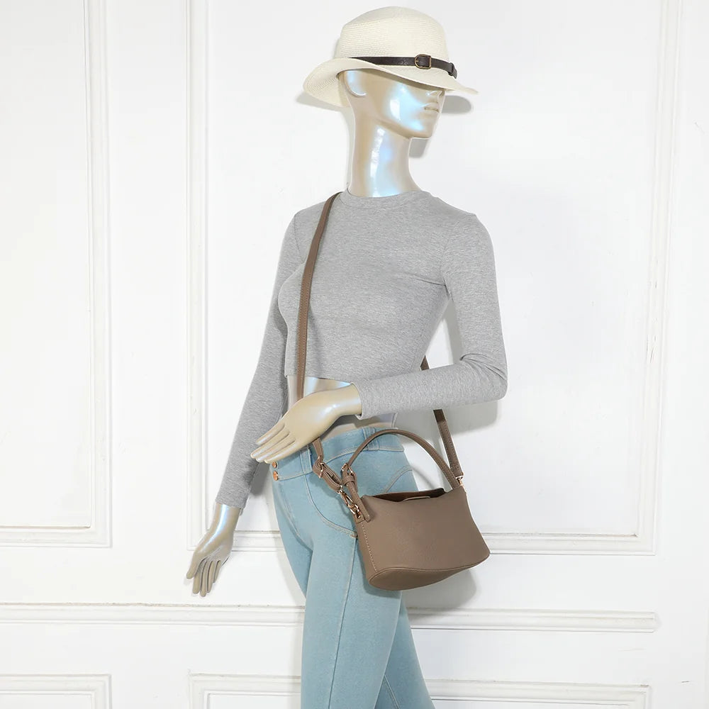 Le Mélaris taupe foncé porté par une femme : petit sac à main à l’épaule ou en bandoulière amovible – réf. A-9182